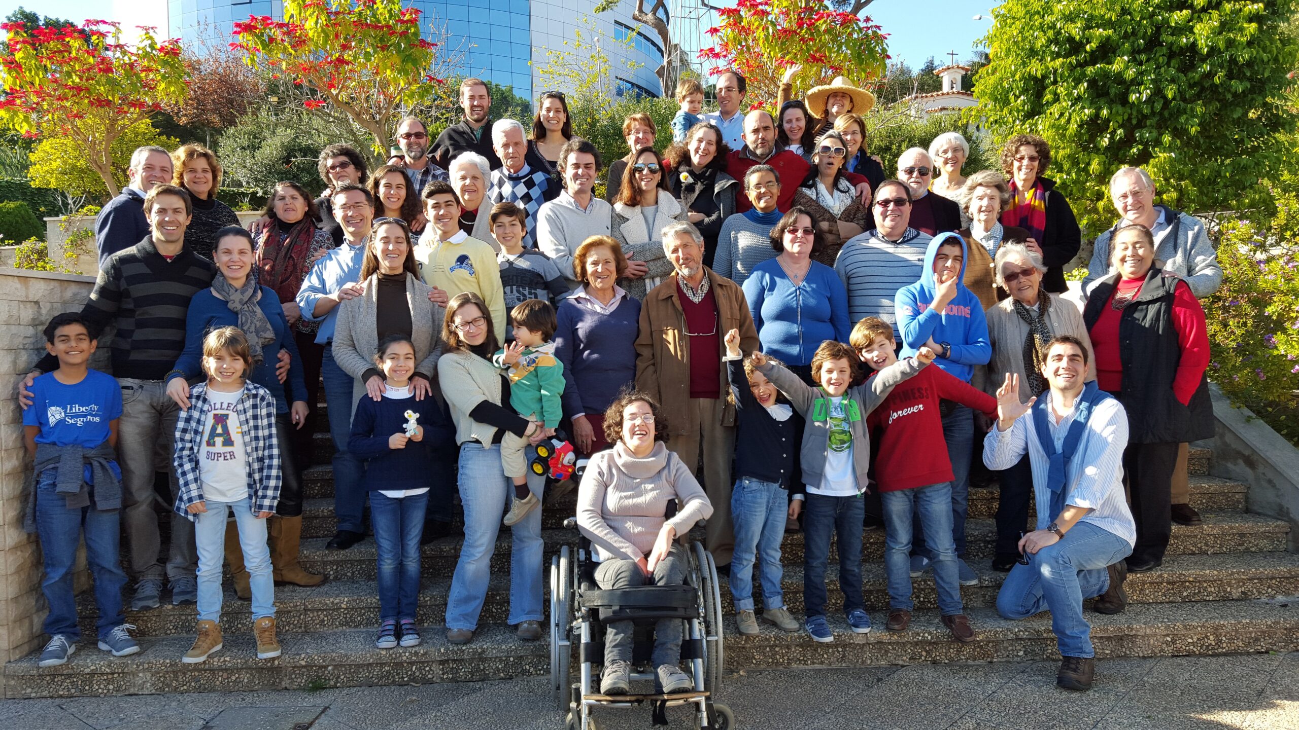 Membros da comunidade A Boa Nova reunidos numa fotografia de grupo fraterna ao ar livre.
